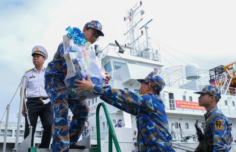 Xuất quân đoàn công tác “mang Tết” đến Trường Sa