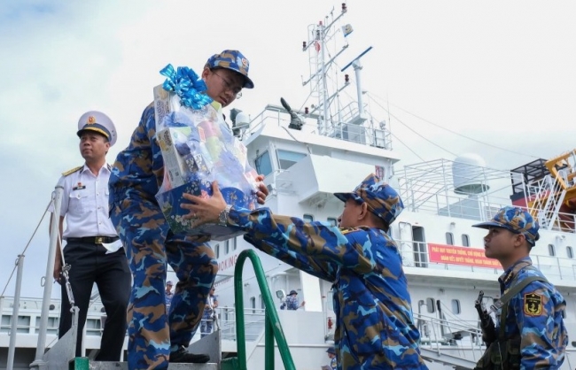 Xuất quân đoàn công tác “mang Tết” đến Trường Sa