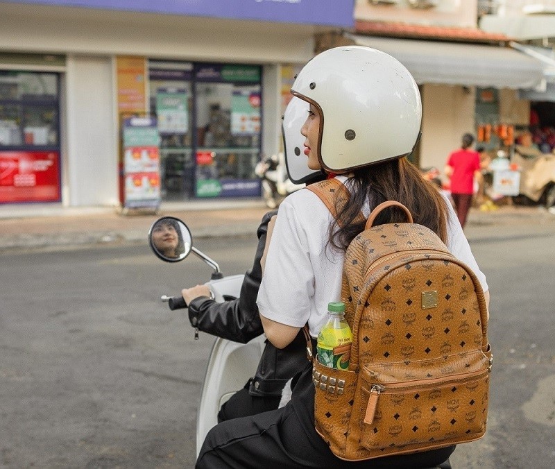 Thư thái thưởng thức chai Trà Xanh Không Độ để giảm căng thẳng giữa khung cảnh yên bình nơi quê hương cũng là một trong những lựa chọn yêu thích của nhiều người trẻ.