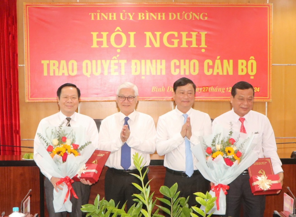 Lãnh đạo tỉnh trao quyết định và tặng hoa chúc mừng các cán bộ nghỉ hưu (Ảnh: Đỗ Trọng) 