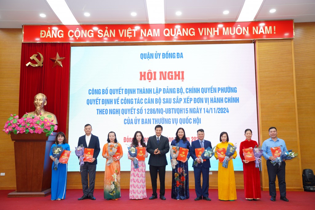 Phó Bí thư Thường trực Quận ủy, Chủ tịch HĐND quận Đống Đa Nguyễn Anh Cường trao quyết định cho các phó bí thư đảng ủy phường