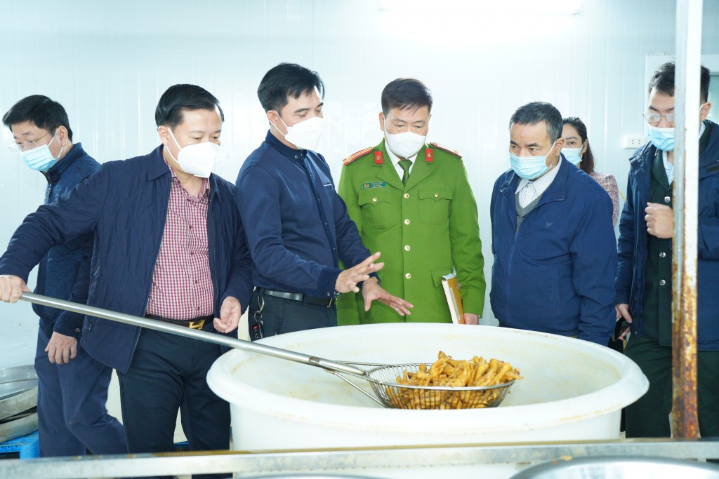 Kiểm tra đột xuất các cơ sở sản xuất, chế biến thực phẩm