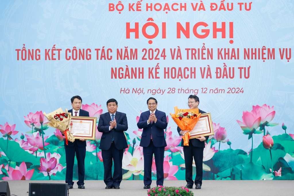 Thủ tướng Phạm Minh Chính thay mặt lãnh đạo Đảng, Nhà nước trao Huân chương Lao động hạng Nhì cho 2 cá nhân của Bộ Kế hoạch và Đầu tư - Ảnh: VGP/Nhật Bắc