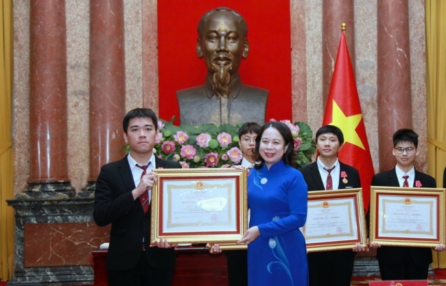 Bộ GD&ĐT tuyên dương học sinh đoạt giải Olympic và khoa học quốc tế