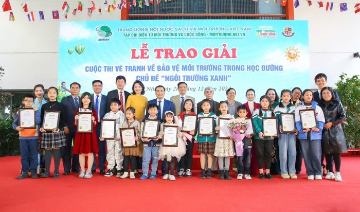 Các thí sinh đoạt giải cuộc thi vẽ tranh chụp ảnh với ban tổ chức