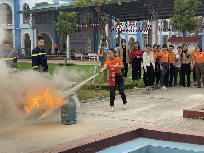 Lực lượng Cảnh sát PCCC và CNCH - CAH Phúc Thọ hướng dẫn thực tập phương án chữa cháy, CNCH và sử dụng phương tiện chữa cháy cho giáo viên Trường mầm non xã Long Xuyên