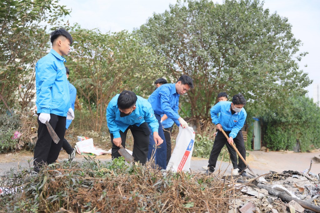 900 lượt thanh niên quận Hoàng Mai ra quân làm đẹp phố phường