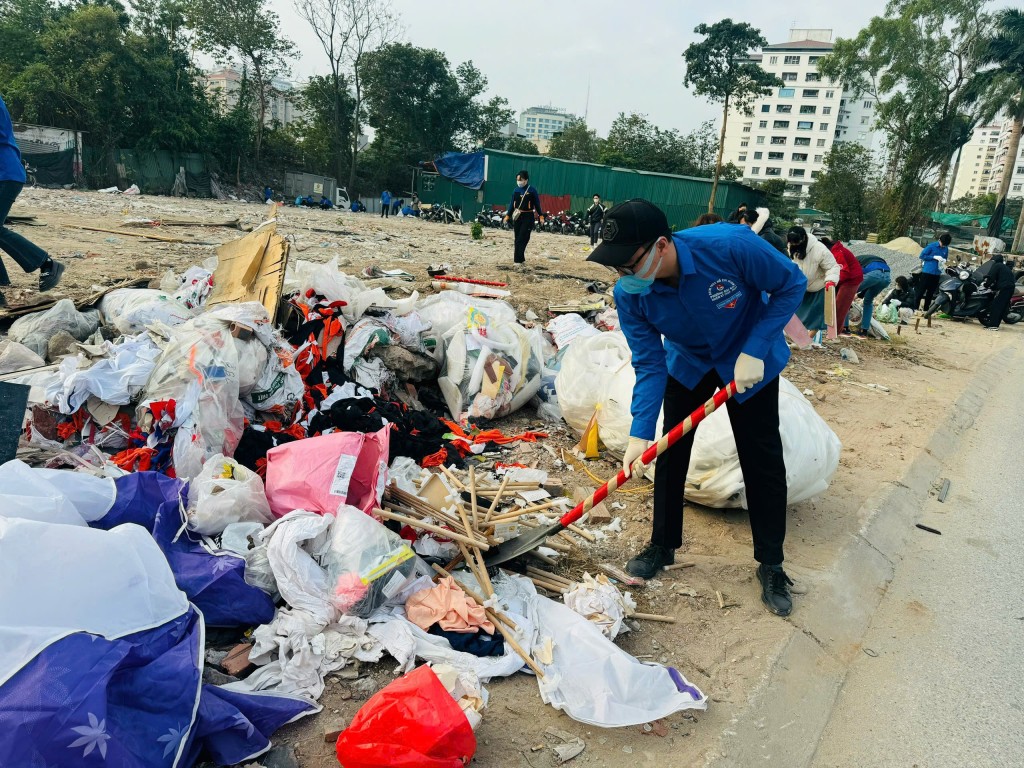 900 lượt thanh niên quận Hoàng Mai ra quân làm đẹp phố phường