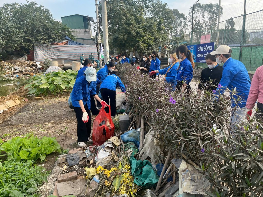 900 lượt thanh niên quận Hoàng Mai ra quân làm đẹp phố phường