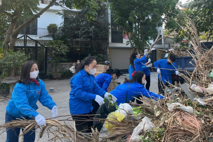 Tuổi trẻ quận Hoàng Mai ra quân vệ sinh môi trường 