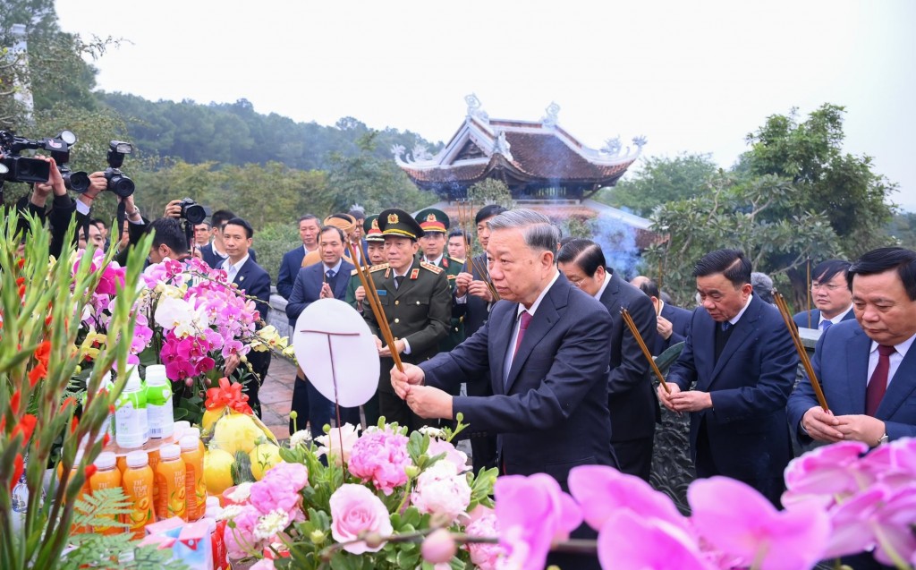 Đồng chí Tổng Bí thư Tô Lâm cùng đoàn đại biểu dâng hương tại đền Chung Sơn - đền thờ gia tiên Chủ tịch Hồ Chí Minh. Ảnh: Thành Cường