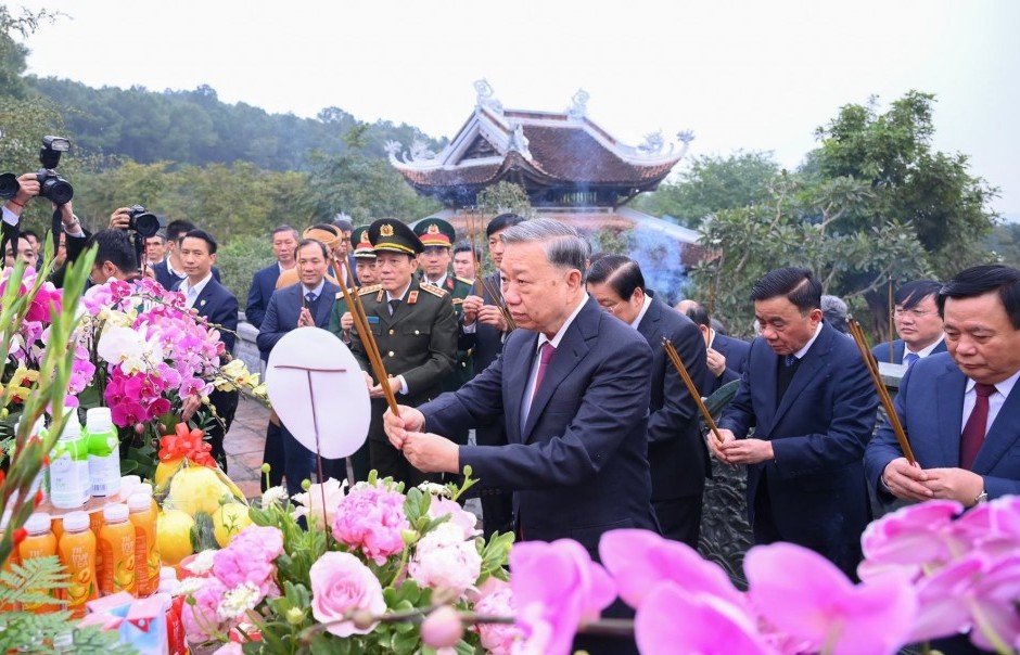 Tổng Bí thư Tô Lâm dâng hương tưởng niệm Chủ tịch Hồ Chí Minh