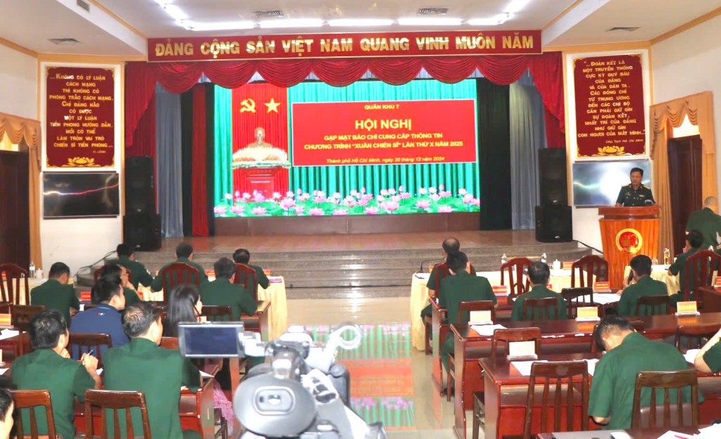 Quang cảnh họp báo của Quân khu 7