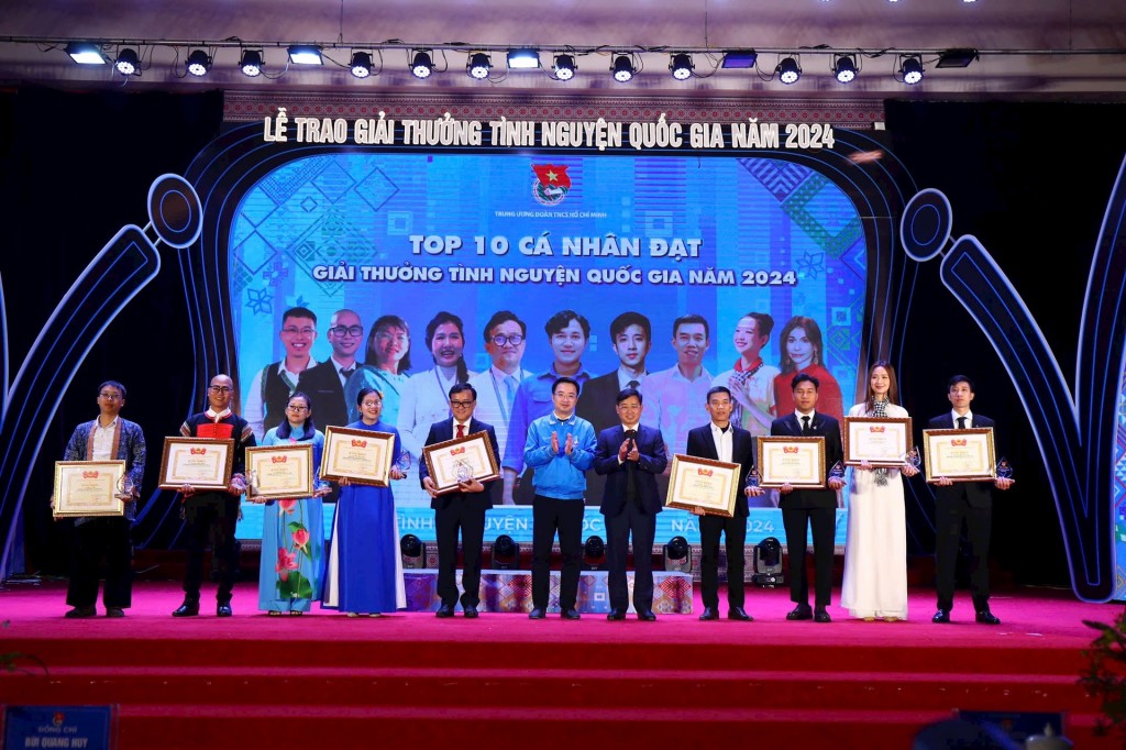 Tôn vinh những người trẻ cống hiến cho cộng đồng