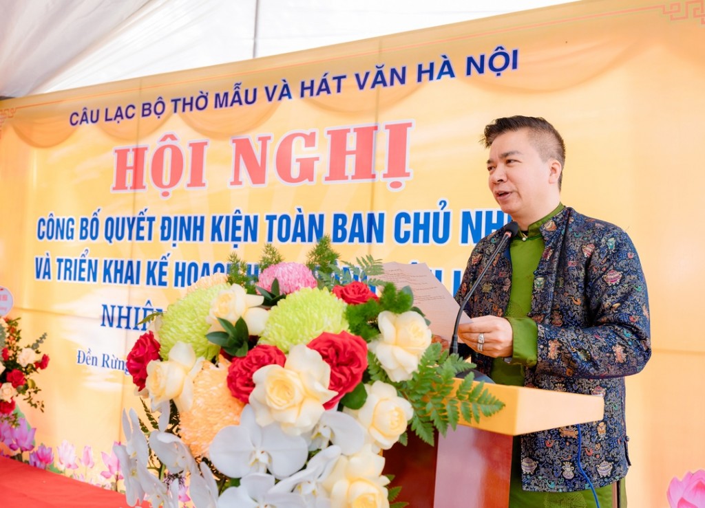 Nghệ nhân Ưu tú Nguyễn Tất Kim Hùng bày tỏ sự trân trọng trước những nỗ lực không ngừng của nghệ nhân Hoàng Xuân Mai trong việc gìn giữ và lan tỏa tín ngưỡng thờ Mẫu