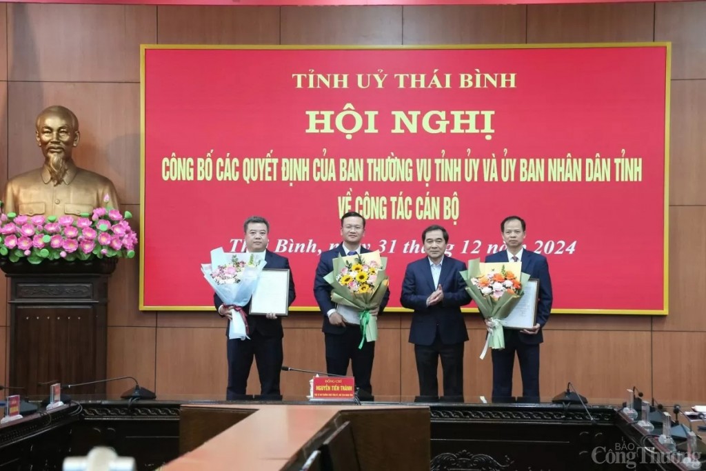 Ông Nguyễn Tiến Thành, Phó Bí thư Thường trực Tỉnh ủy, Chủ tịch HĐND tỉnh Thái Bình trao các quyết định điều động, bổ nhiệm và tặng hoa chúc mừng