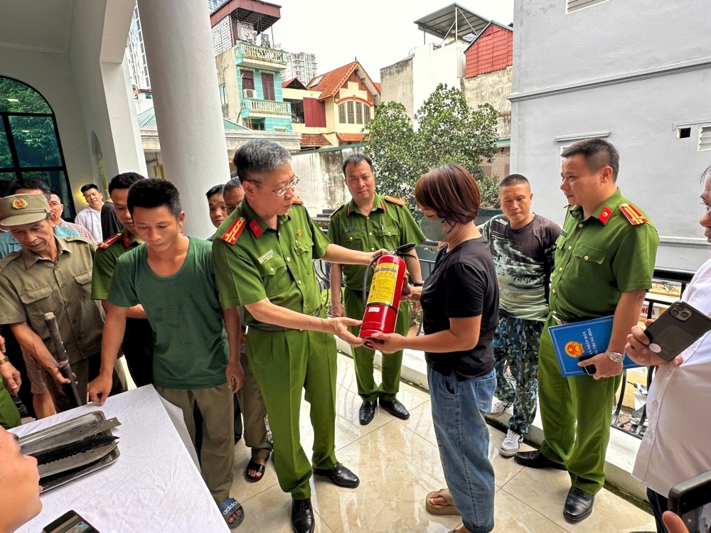 Công an quận Cầu Giấy tuyên truyền kết hợp vận động, đổi vũ khí, vật liệu nổ lấy bình chữa cháy