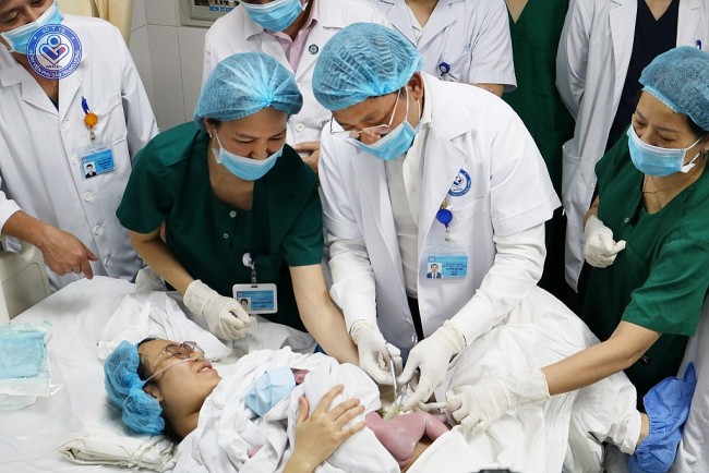 Đón chào những công dân nhí đầu tiên năm 2025 của Hà Nội