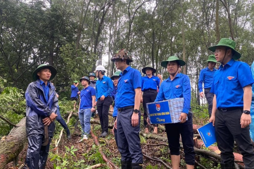 Ủy viên dự khuyết Trung ương Đảng, Bí thư thứ nhất Trung ương Đoàn Bùi Quang Huy thăm, động viên thanh niên 