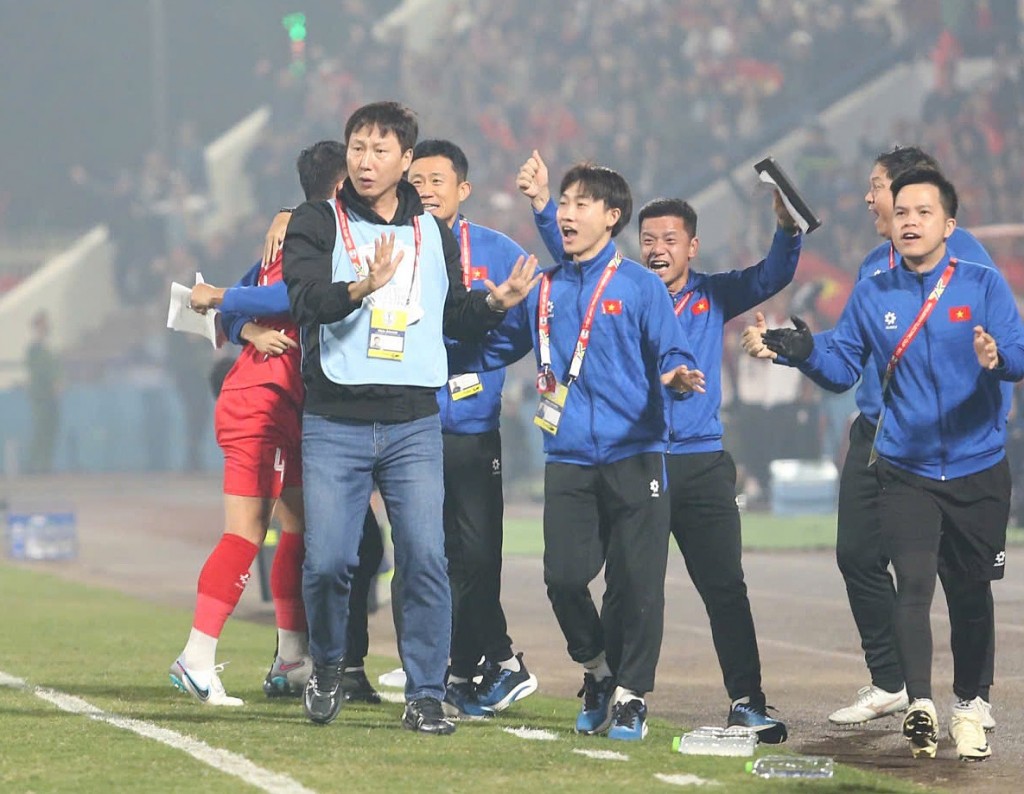 HLV Kim Sang-sik chỉ đạo trong trận Việt Nam thắng Thái Lan 2-1 ở lượt đi chung kết ASEAN Cup 2024