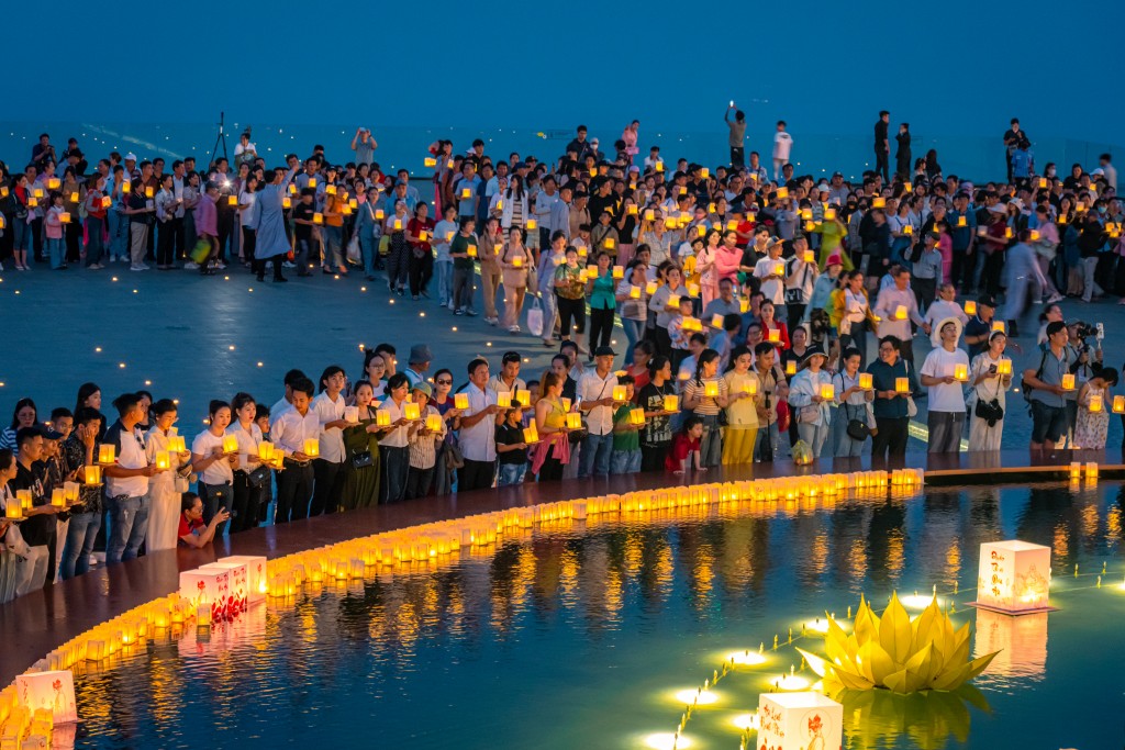 Lễ dâng đăng diễn ra vào các buổi tối thứ 7 hàng tuần tại núi Bà Đen. Ảnh: Nguyễn Minh Tú