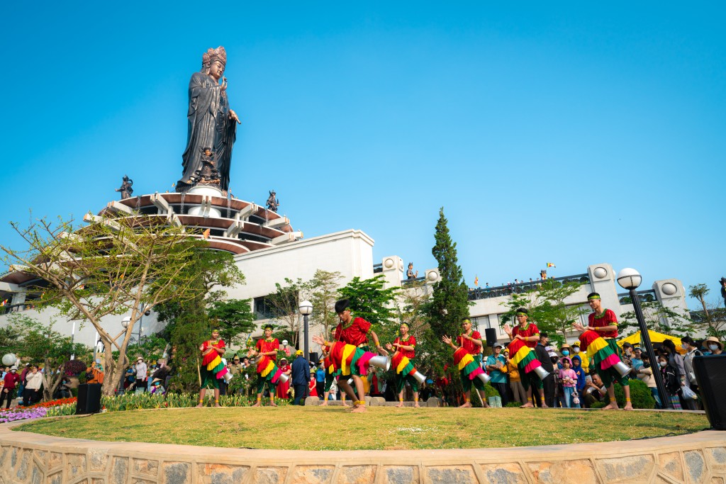 Hội xuân núi Bà là lễ hội lớn bậc nhất trong năm tại Tây Ninh. Ảnh: Sun World Ba Den Mountain