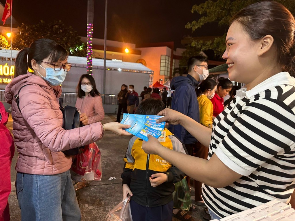 Liên đoàn Lao động TP Đà Nẵng trao tặng 40.000 phiếu mua hàng, tổng trị giá 4 tỷ đồng cho đoàn viên, người lao động sử dụng mua sắm tại Chợ Tết Công đoàn Liên đoàn Lao động TP Đà Nẵng trao tặng 40.000 phiếu mua hàng, tổng trị giá 4 tỷ đồng cho đoàn viên, người lao động sử dụng mua sắm tại Chợ Tết Công đoàn