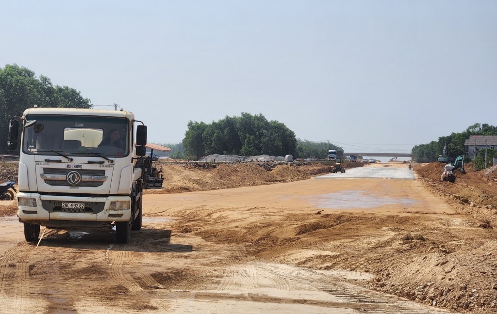 chủ đầu tư và nhà thầu, tập trung huy động phương tiện và nhân lực làm ngày làm đêm, phấn đấu đến ngày 30/4/2025 cơ bản hoàn thành dự án (Ảnh Đ.Minh)