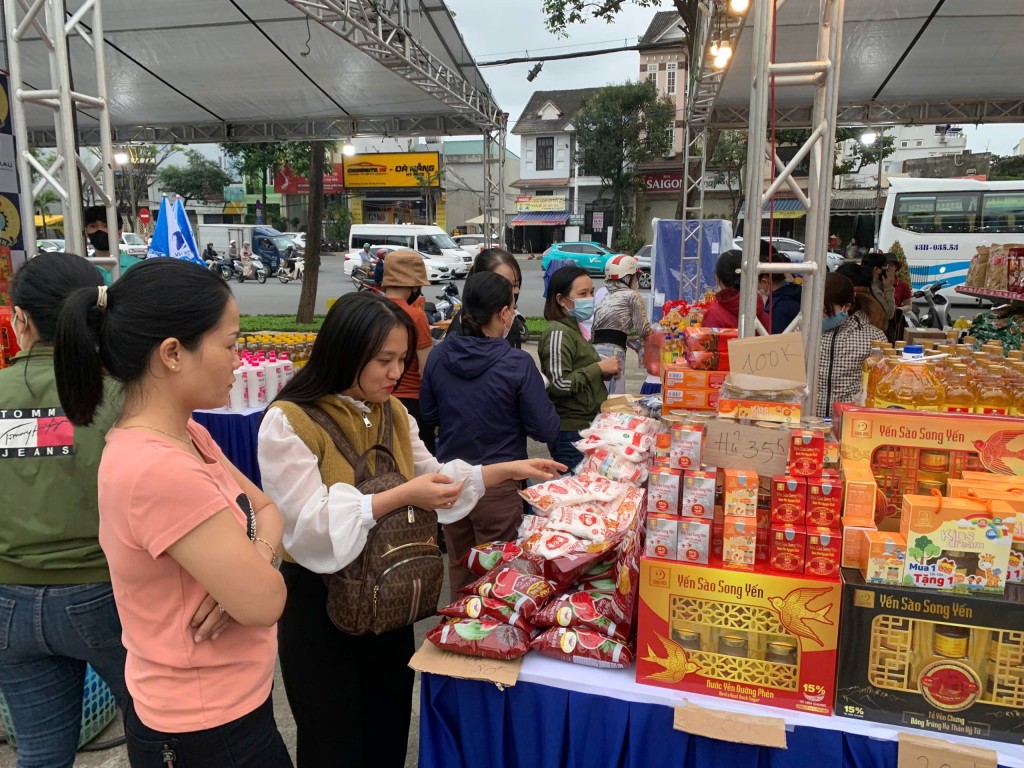 Đoàn viên, người lao động tham gia mua sắm tại Chợ Tết Công đoàn năm 2024. Đoàn viên, người lao động tham gia mua sắm tại Chợ Tết Công đoàn năm 2024.