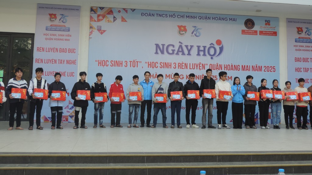 Học sinh, sinh viên dân tộc thiểu số được trao tặng quà, vé xe về quê  ăn Tết 