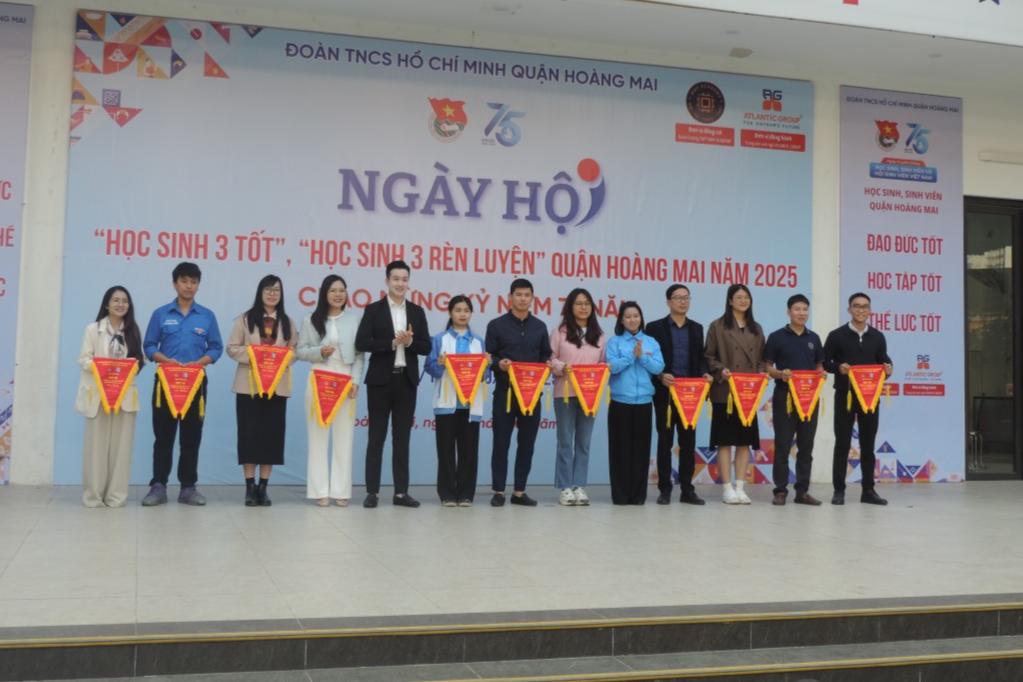 Các đơn vị tham gia ngày hội nhận cờ lưu niệm 