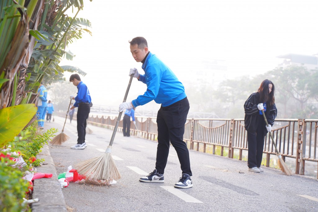 Khu vực lối đi bộ ven sông Tô Lịch được quét dọn sạch sẽ