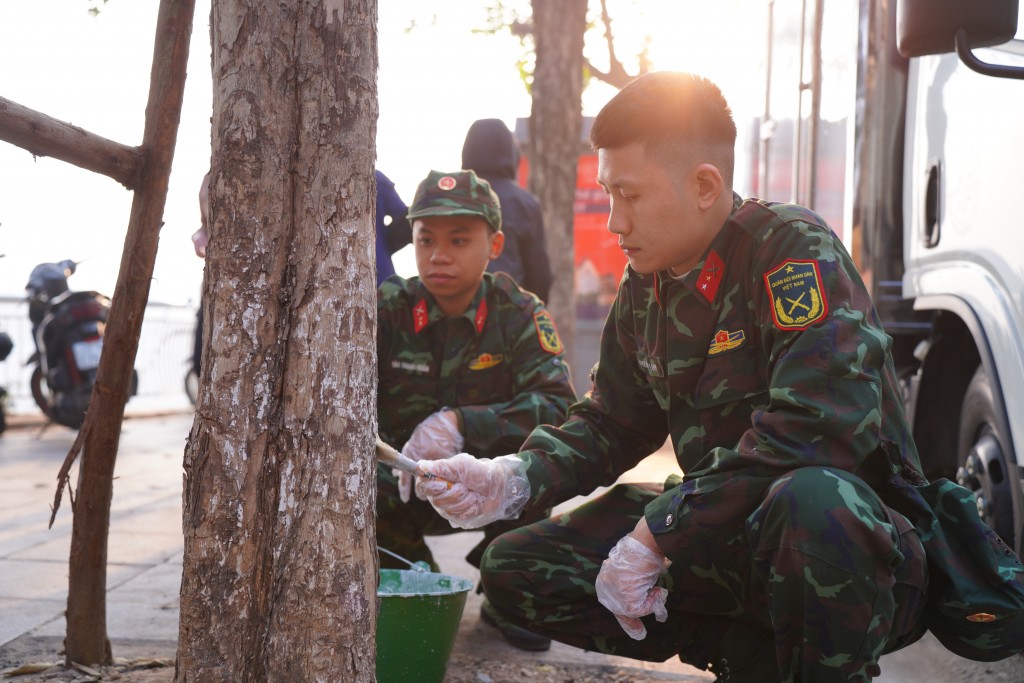 Đoàn viên quân đội tham gia hoạt động làm đẹp cảnh quan, bảo vệ cây xanh