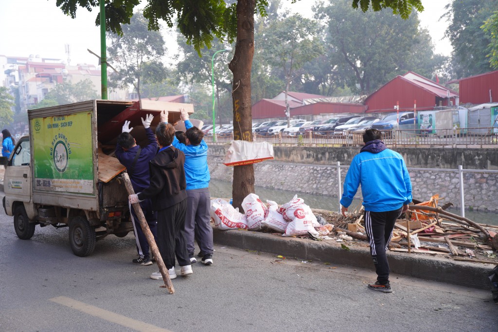 Nhiều rác thải vật liệu quanh phố Nguyễn Ngọc Doãn được di chuyển tới khu vực xử lý