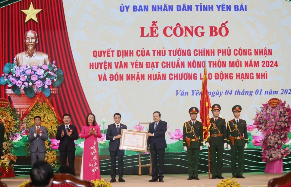 Huyện Văn Yên đón nhận Huân chương Lao động hạng Nhì