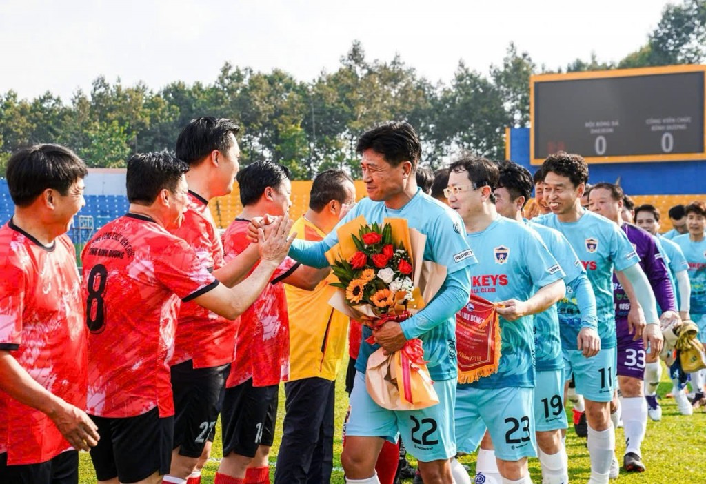 Ông Kim Jong Cheon - Nguyên Chủ tịch Hội đồng thành phố Daejeon, Cố vấn Liên đoàn Bóng đá Daejeon dẫn dắt đội Liên đoàn Bóng đá Daejeon sang đá giao hữu tại Bình Dương