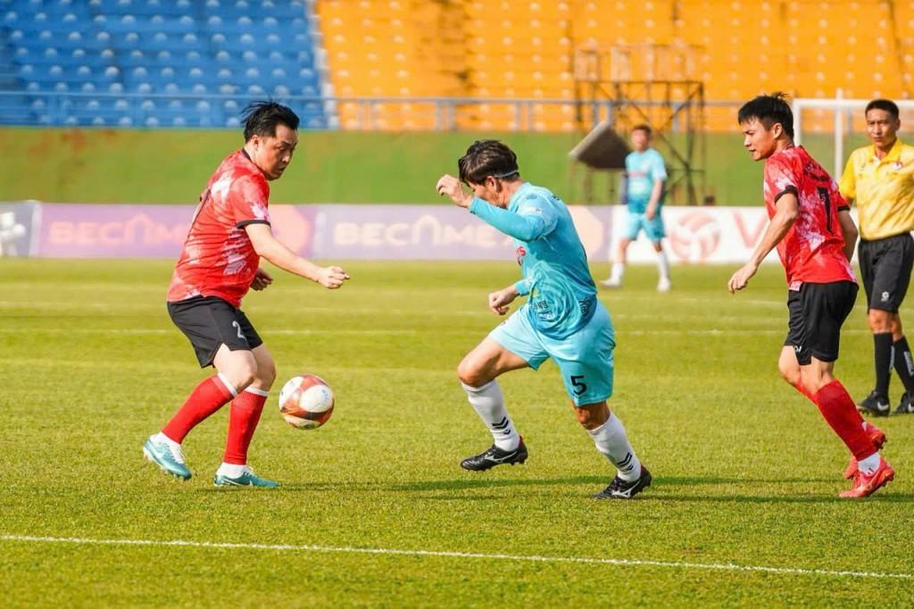 Pha tranh chấp giữa ông Cao Văn Chóng - Phó Giám đốc Sở Văn hóa, Thể thao và Du lịch tỉnh và ông Hwanhg In Seok – Phó Chủ tịch Liên đoàn Bóng đá Daejeon