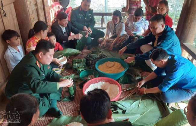 “Tết ấm tình quân dân” trên bản Chà Lắn