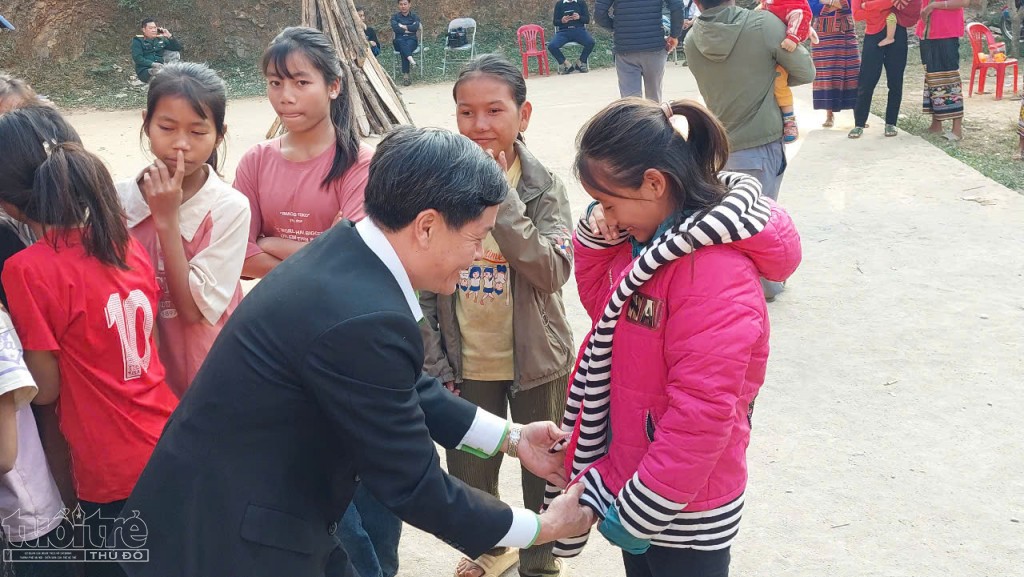 “Tết ấm tình quân dân” trên bản Chà Lắn