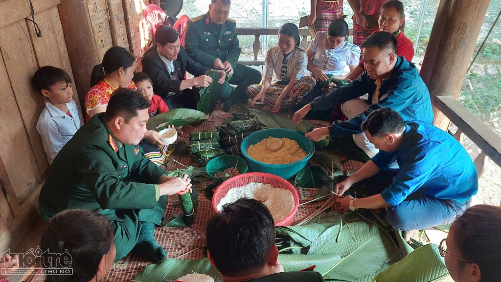 “Tết ấm tình quân dân” trên bản Chà Lắn