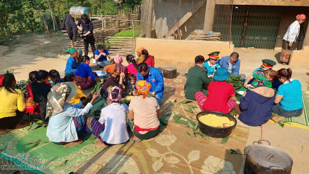 “Tết ấm tình quân dân” trên bản Chà Lắn