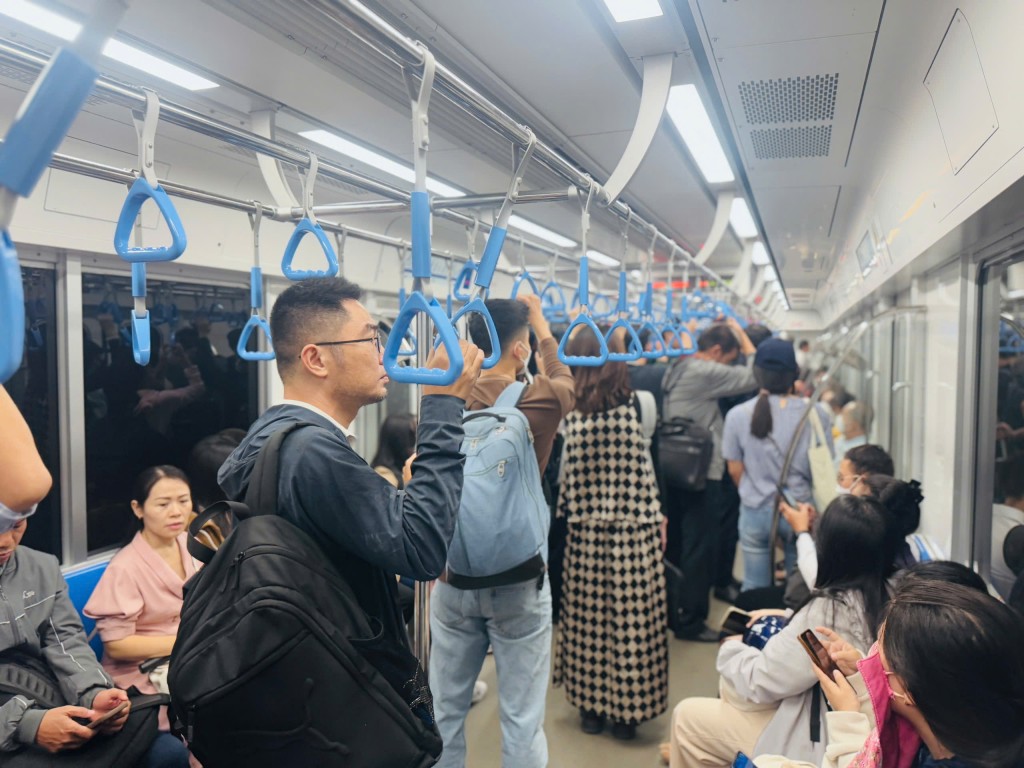 Nhiều người dân vẫn chưa văn minh khi sử dụng Metro