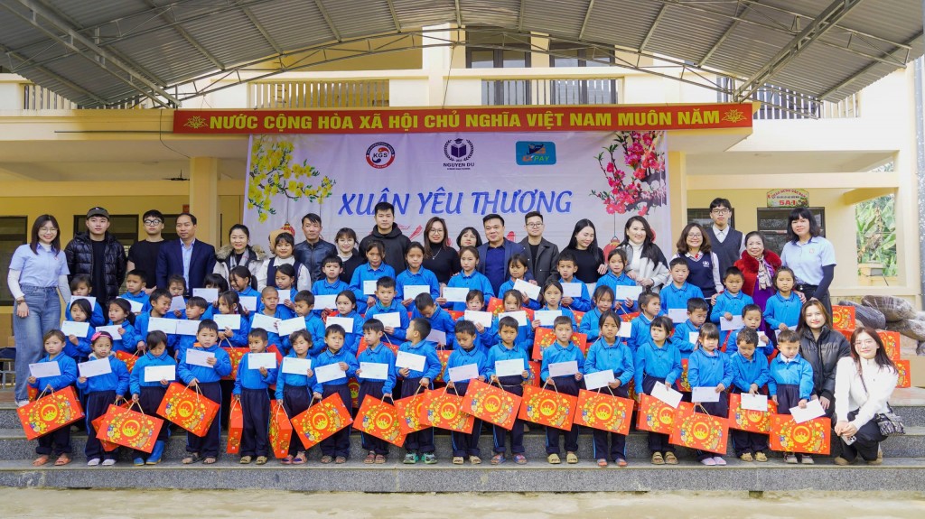 Mang Xuân yêu thương đến với học trò vùng cao Hà Giang