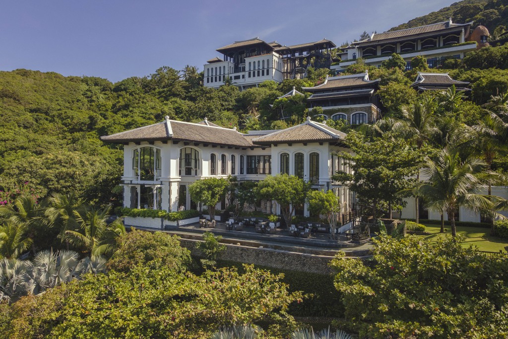 La Maison 1888 nổi bật giữa không gian xanh tươi mát của rừng nguyên sinh tại InterContinental Danang Sun Peninsula Resort