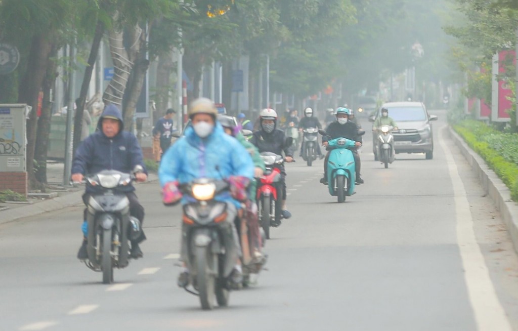 Hà Nội sáng sớm có sương mù, trời rét