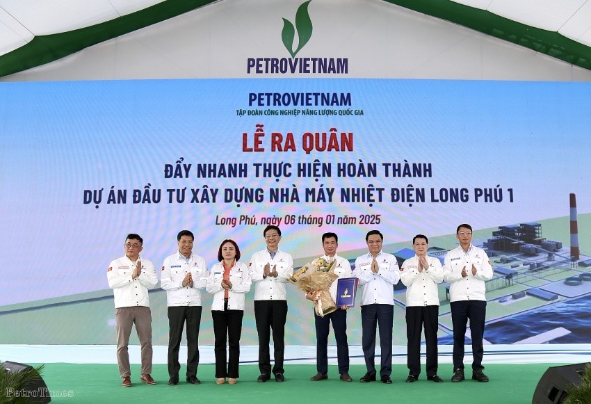 Lãnh đạo Petrovietnam trao quyết định, chúc mừng đồng chí tân Trưởng Ban QLDA ĐLDK Long Phú 1 Hà Đình Niên