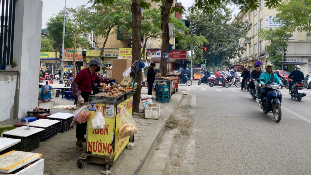 Hàng quán vỉa hè tự phát quanh trường THCS Khương Thượng.