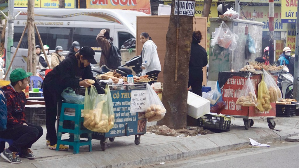 Những cửa hàng thịt xiên “phơi” đồ ăn giữa làn khói bụi.