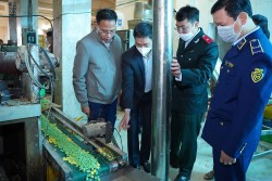 Tạm ngừng hoạt động xưởng sản xuất bim bim bẩn... như nhà vệ sinh