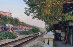 Đi bộ trên đường ray, tàu hỏa đâm tử vong